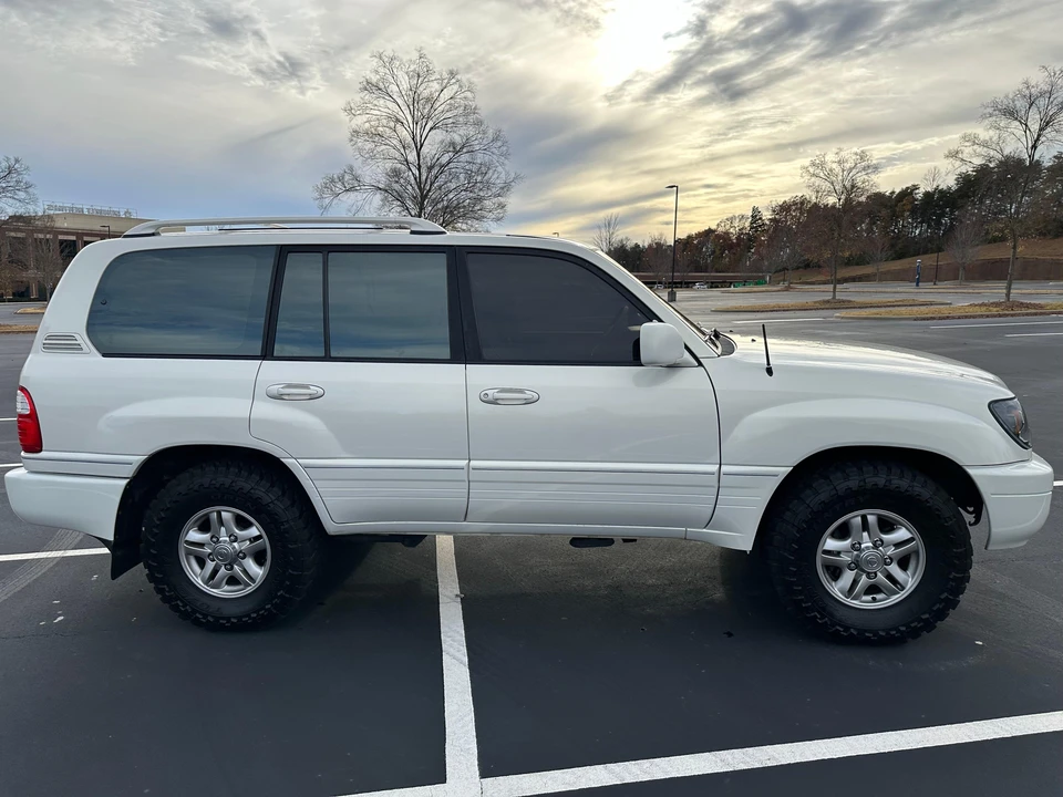 2000 Lexus LX 2nd Gen - Image 8 of 31