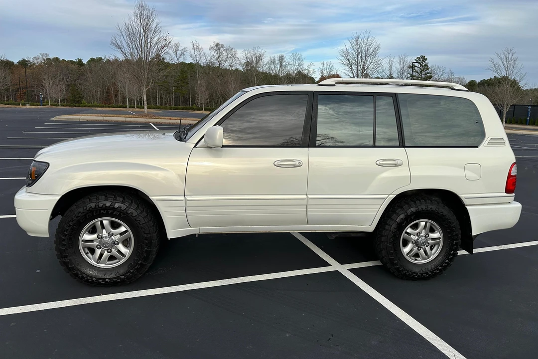 2000 Lexus LX 2nd Gen - Image 3 of 31