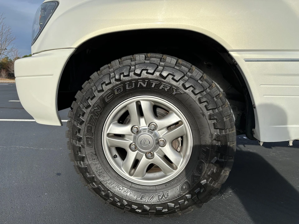 2000 Lexus LX 2nd Gen - Image 17 of 31