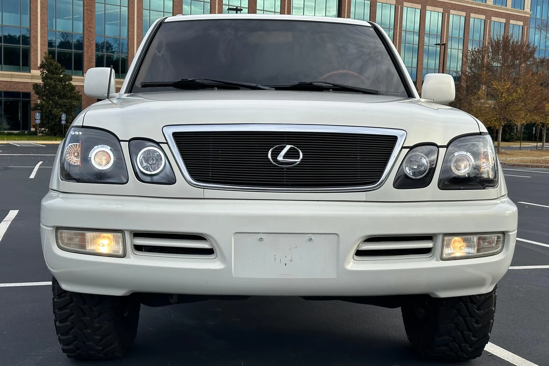 2000 Lexus LX 2nd Gen - Image 2 of 31