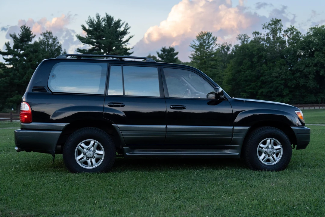 2000 Lexus LX 2nd Gen - Image 3 of 31