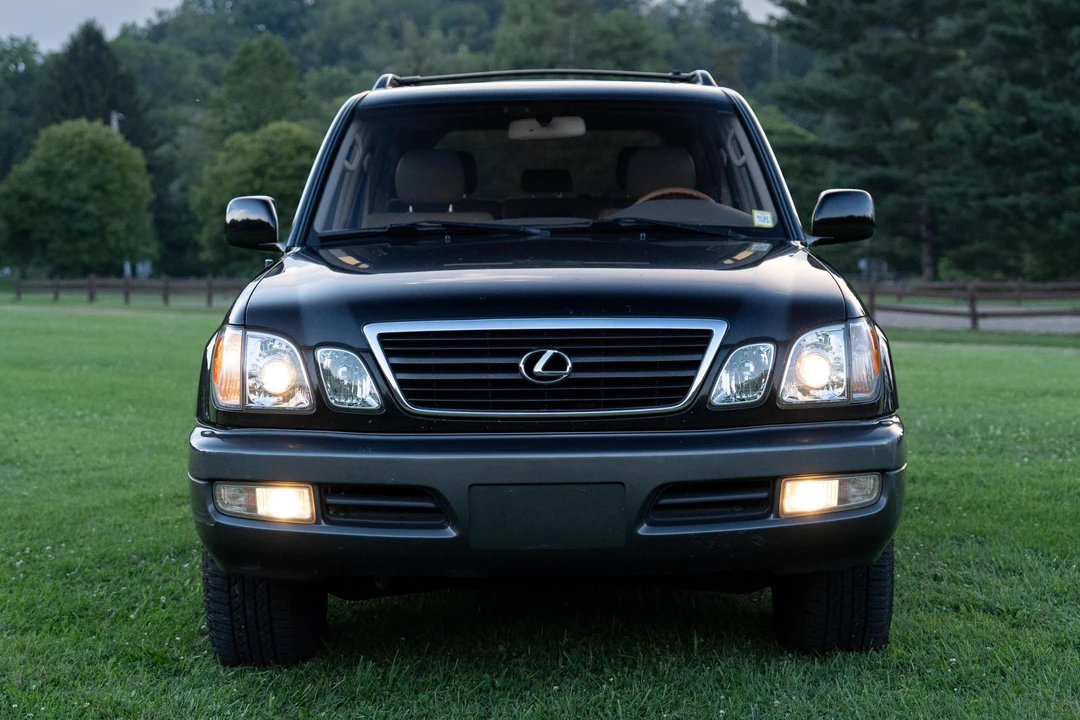 2000 Lexus LX 2nd Gen - Image 2 of 31