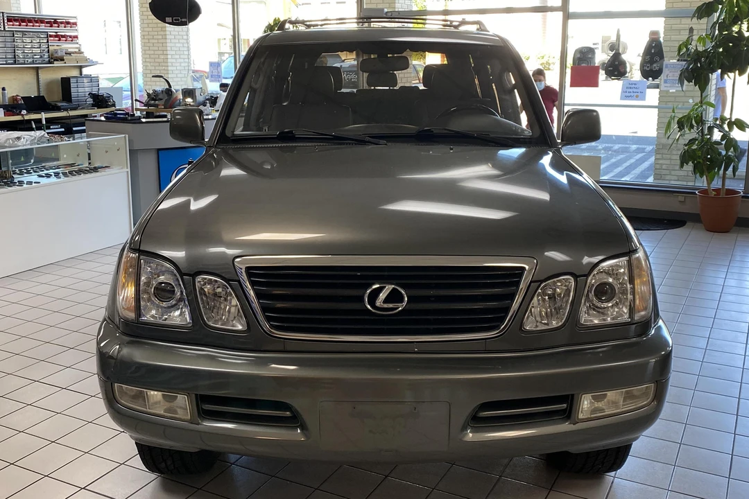 2000 Lexus LX 2nd Gen - Image 2 of 31