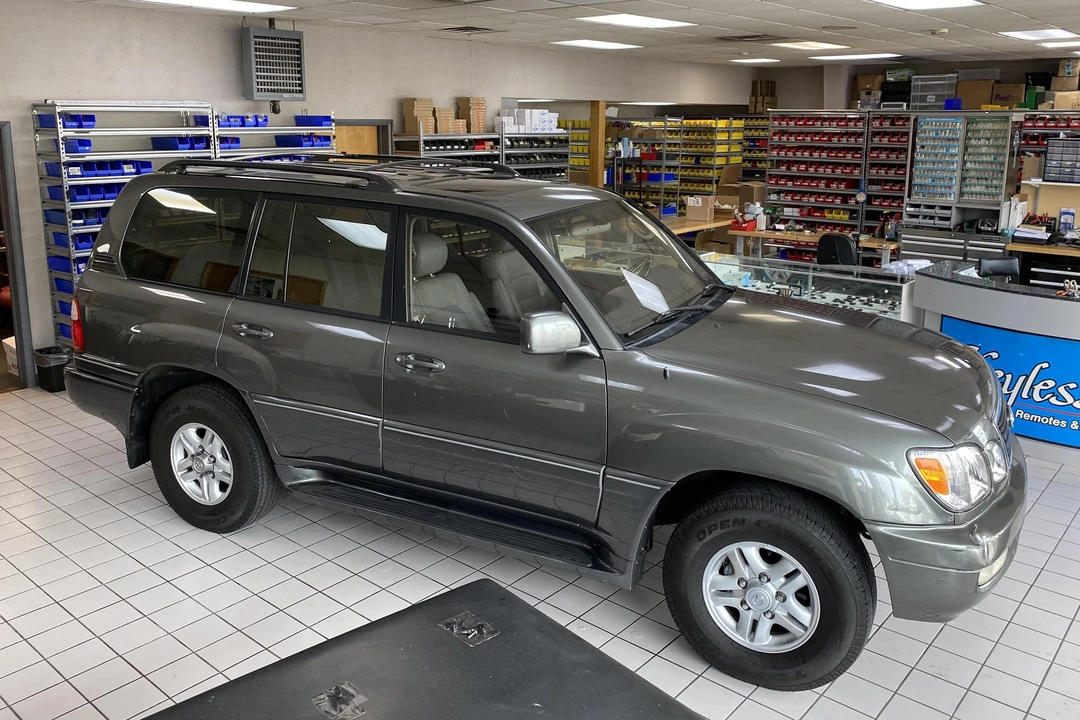 2000 Lexus LX 2nd Gen - Image 3 of 31