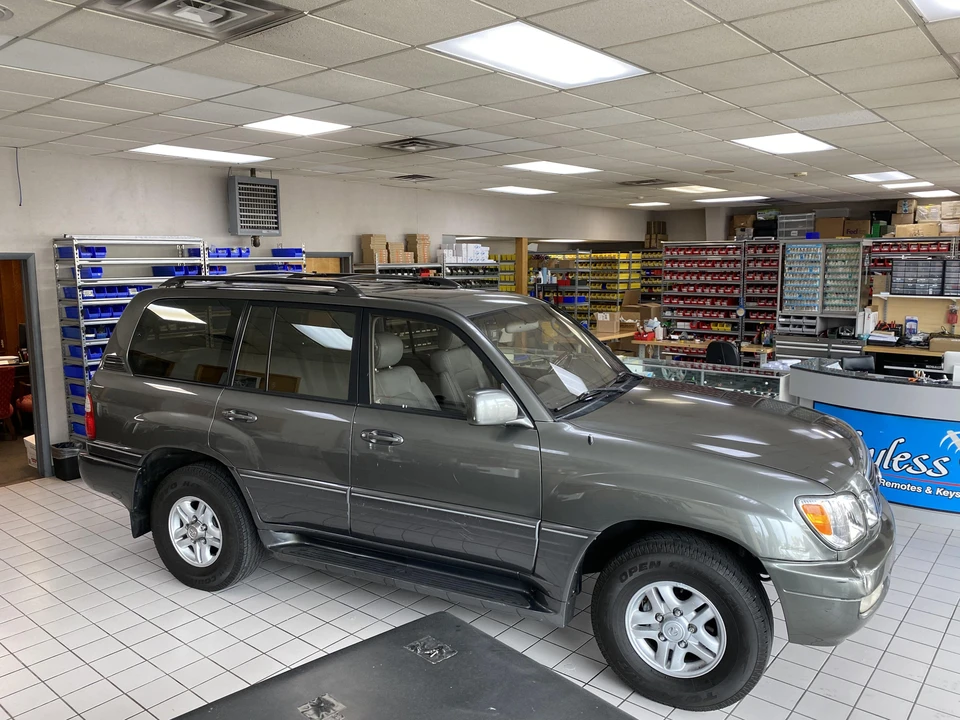 2000 Lexus LX 2nd Gen - Image 13 of 31