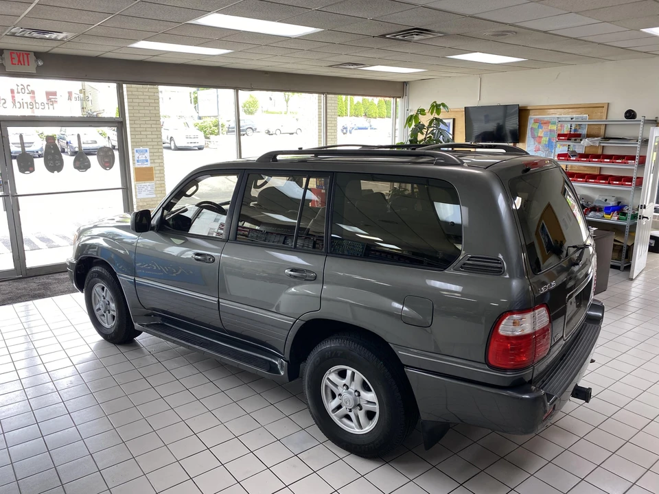 2000 Lexus LX 2nd Gen - Image 10 of 31