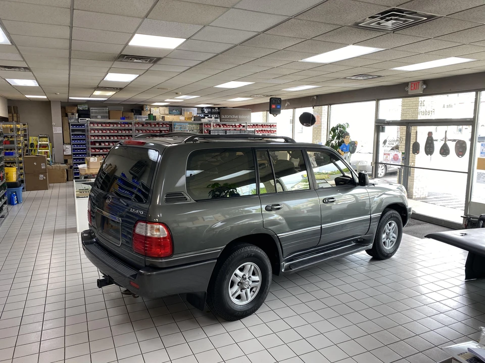 2000 Lexus LX 2nd Gen - Image 11 of 31