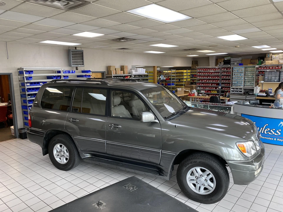 2000 Lexus LX 2nd Gen - Image 12 of 31