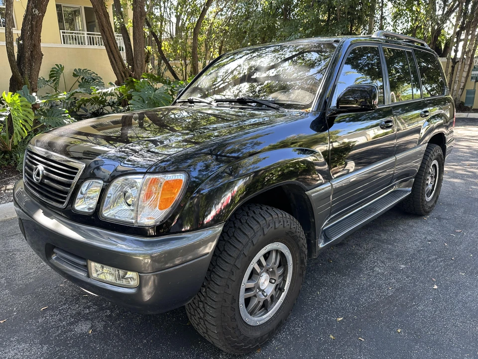 2000 Lexus LX 2nd Gen - Image 10 of 31