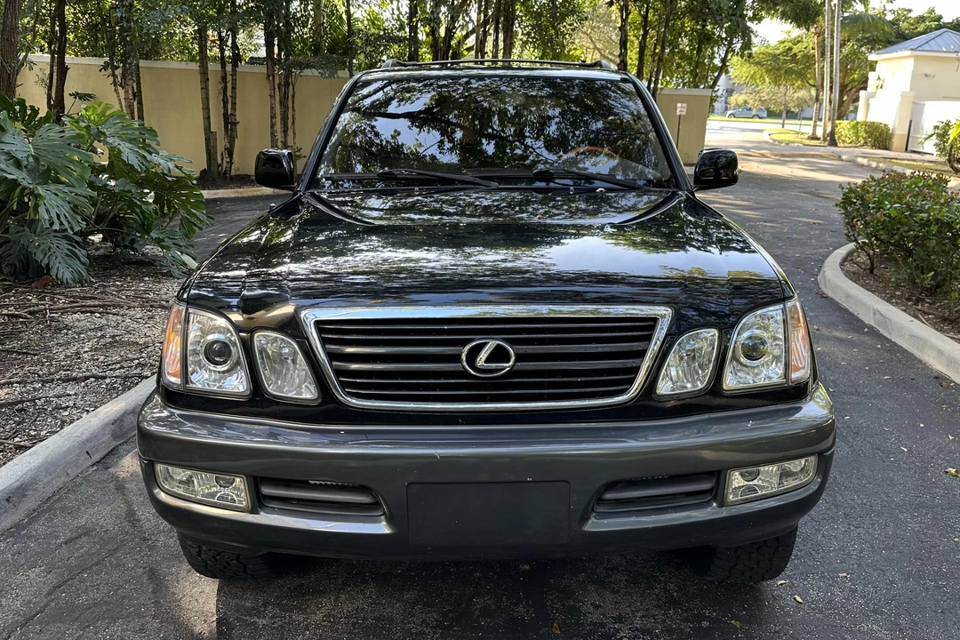 2000 Lexus LX 2nd Gen - Image 2 of 31