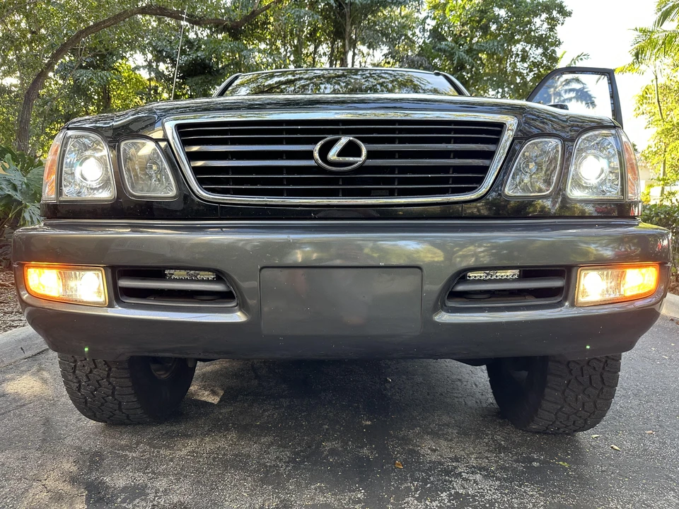 2000 Lexus LX 2nd Gen - Image 9 of 31