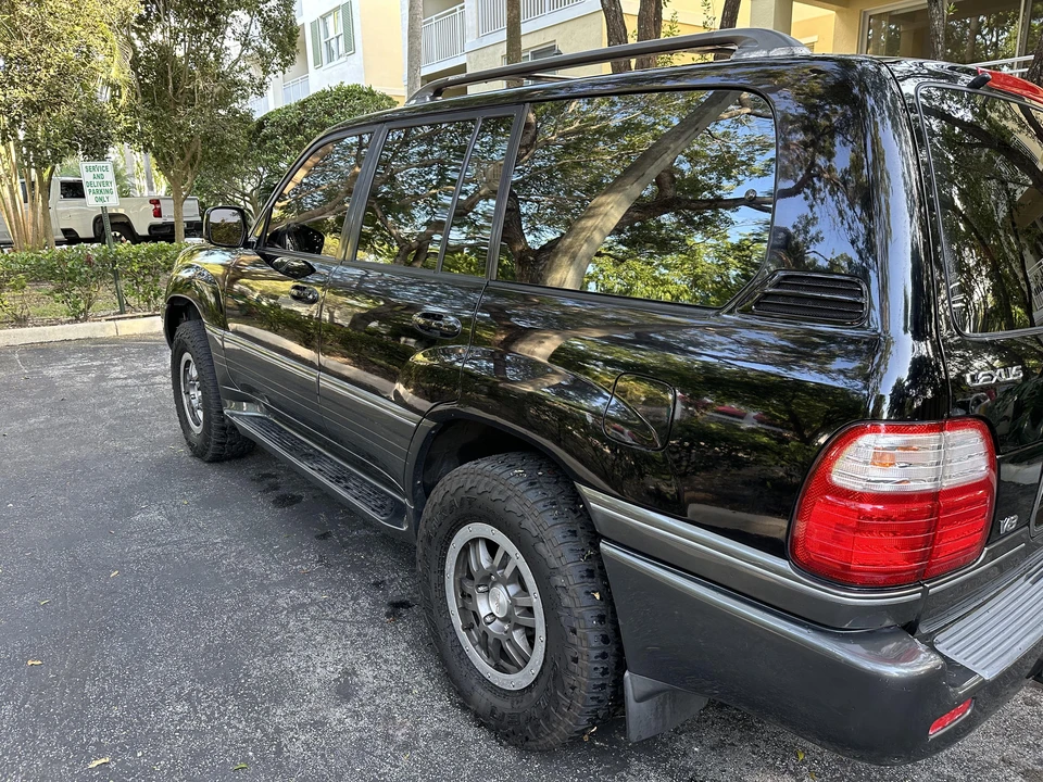 2000 Lexus LX 2nd Gen - Image 11 of 31