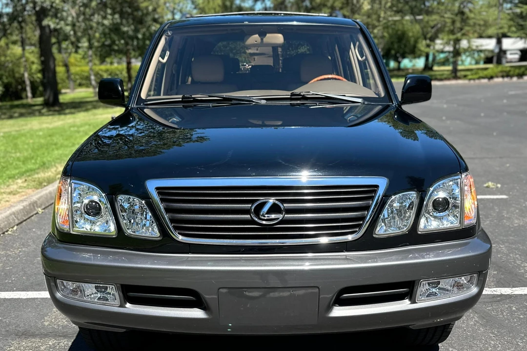 2000 Lexus LX 2nd Gen - Image 2 of 31