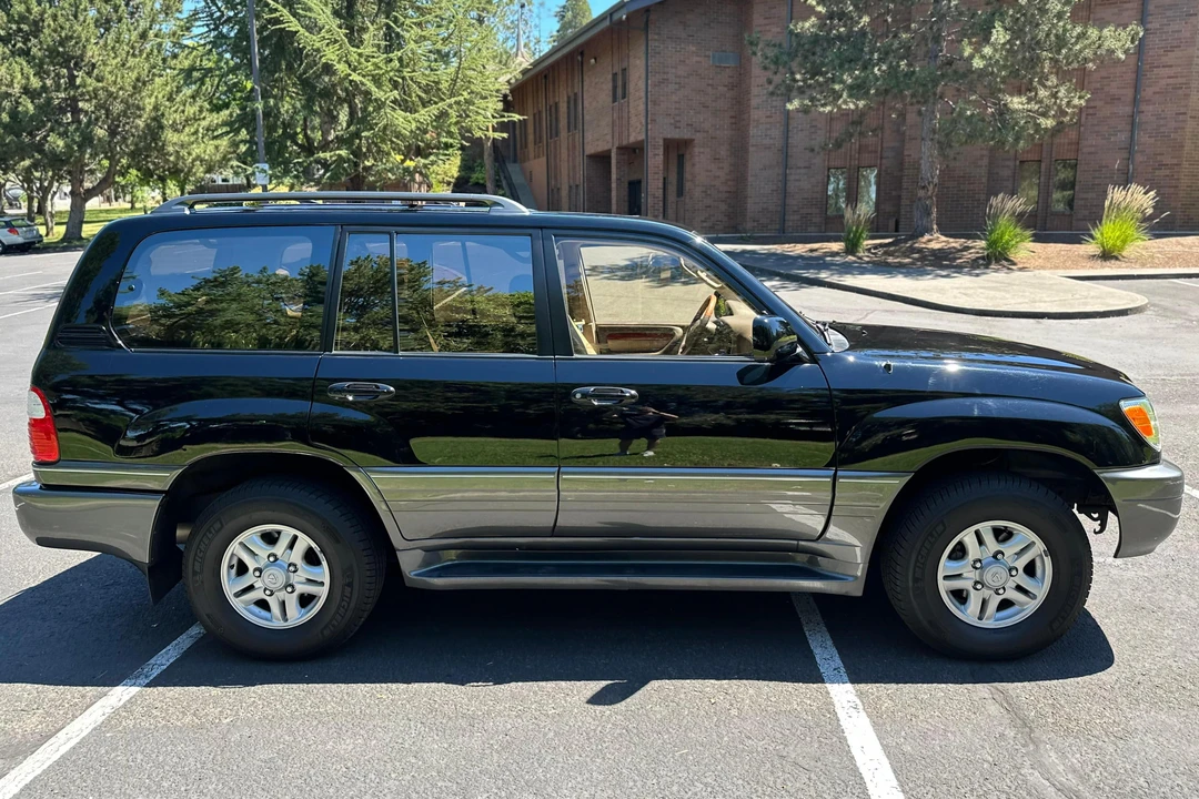 2000 Lexus LX 2nd Gen - Image 3 of 31