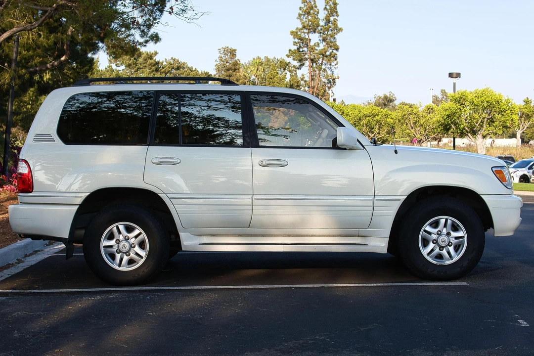 2000 Lexus LX 2nd Gen - Image 3 of 31