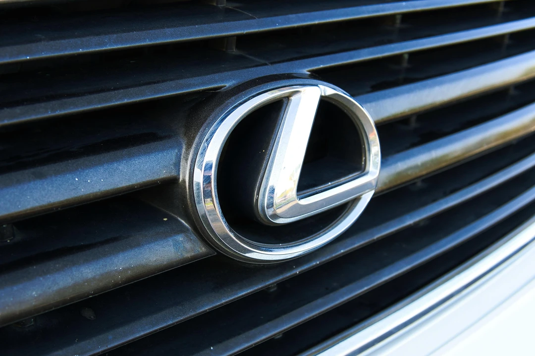 2000 Lexus LX 2nd Gen - Image 16 of 31