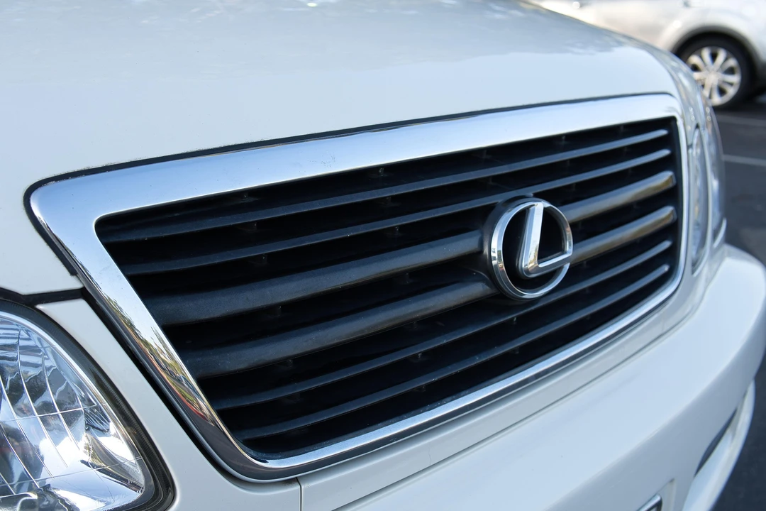 2000 Lexus LX 2nd Gen - Image 15 of 31