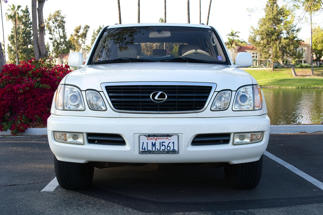 2000 Lexus LX 2nd Gen - Image 2 of 31