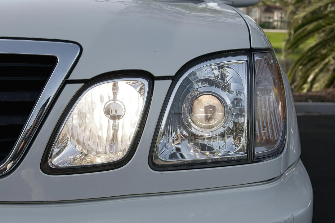 2000 Lexus LX 2nd Gen - Image 19 of 31