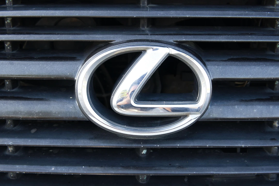 2000 Lexus LX 2nd Gen - Image 17 of 31