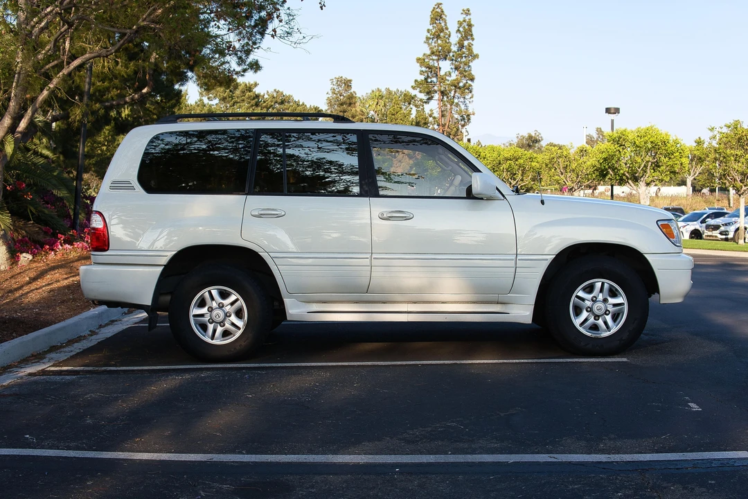 2000 Lexus LX 2nd Gen - Image 11 of 31