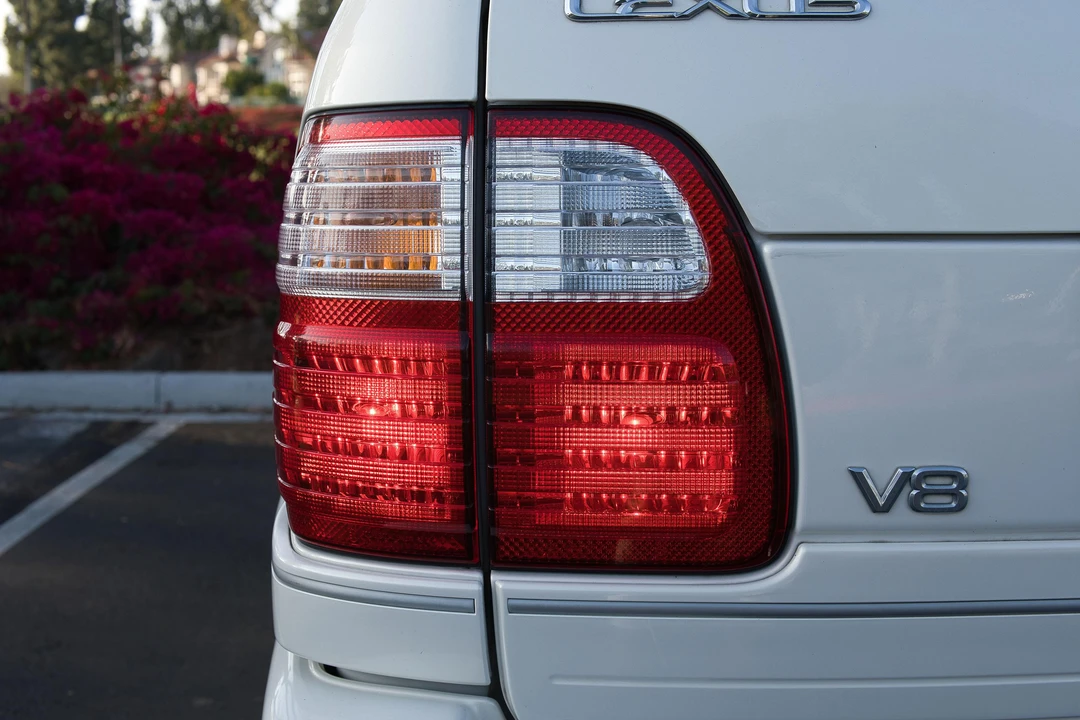 2000 Lexus LX 2nd Gen - Image 28 of 31