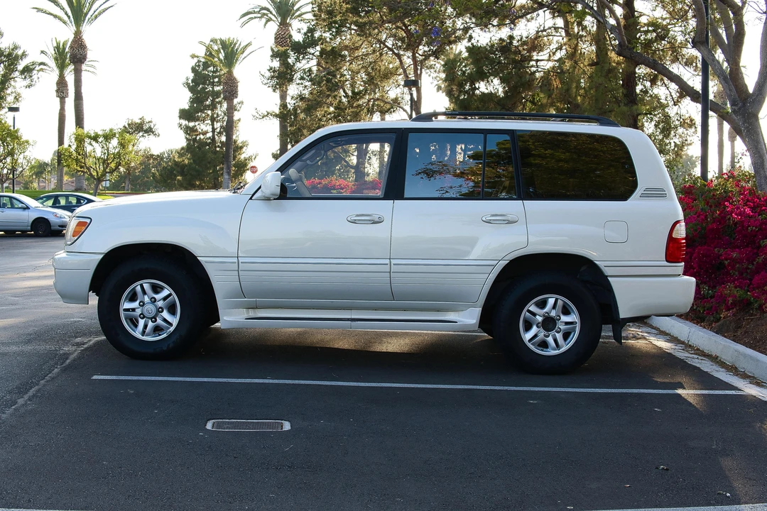 2000 Lexus LX 2nd Gen - Image 6 of 31