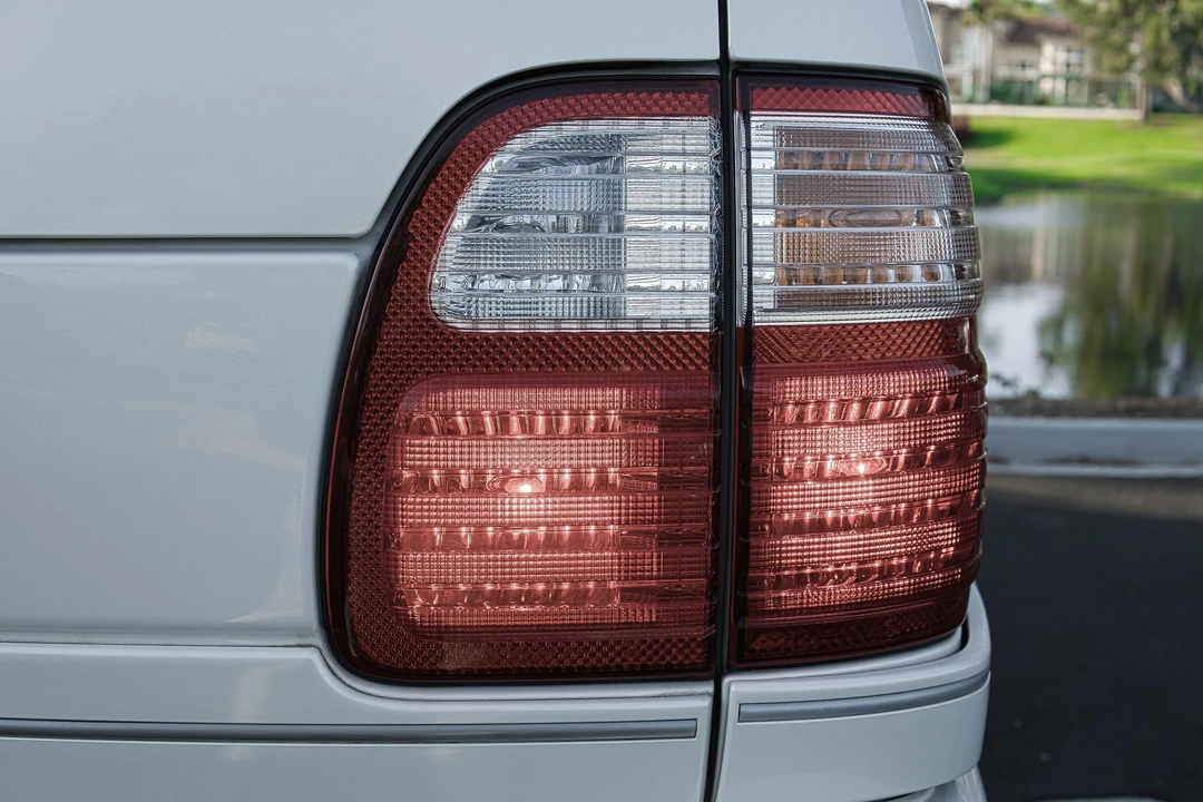 2000 Lexus LX 2nd Gen - Image 29 of 31
