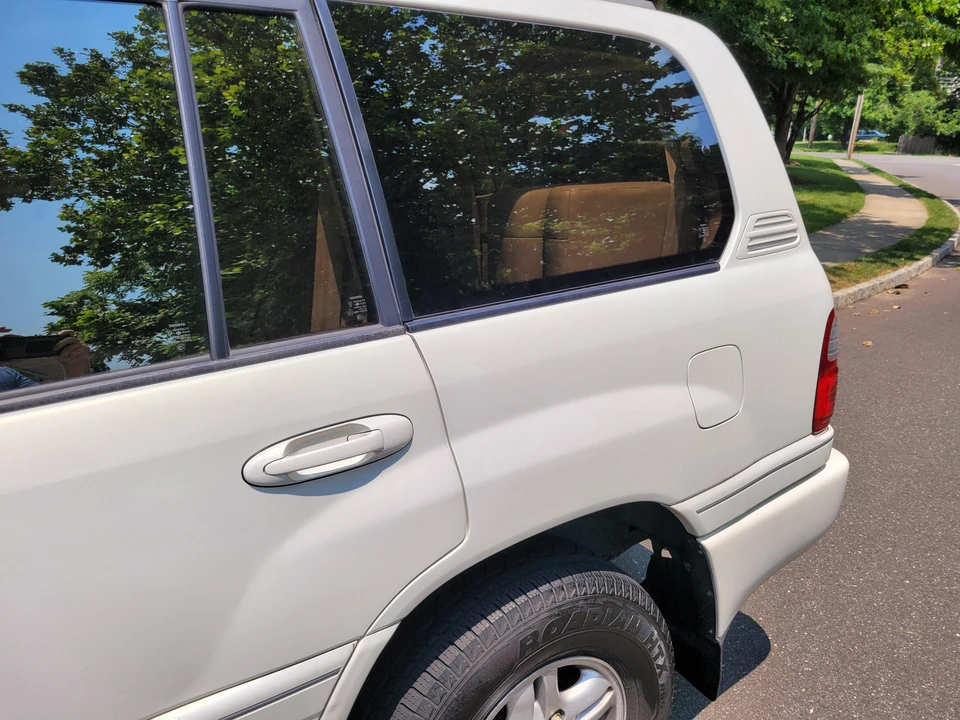 2000 Lexus LX 2nd Gen - Image 27 of 31