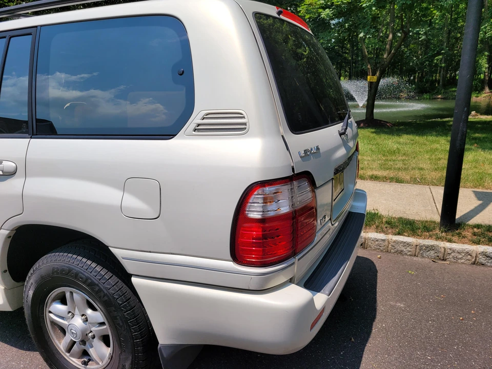 2000 Lexus LX 2nd Gen - Image 28 of 31