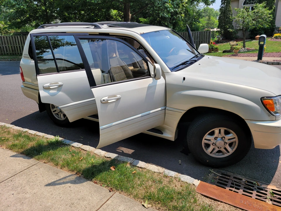 2000 Lexus LX 2nd Gen - Image 19 of 31