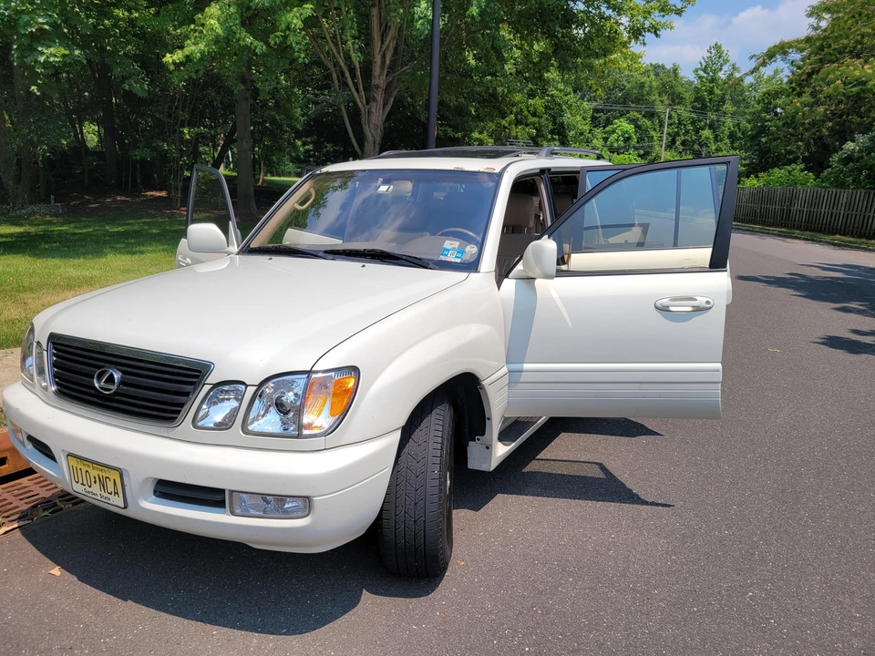 2000 Lexus LX 2nd Gen - Image 21 of 31