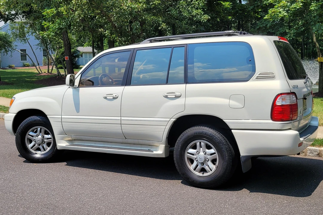 2000 Lexus LX 2nd Gen - Image 11 of 31