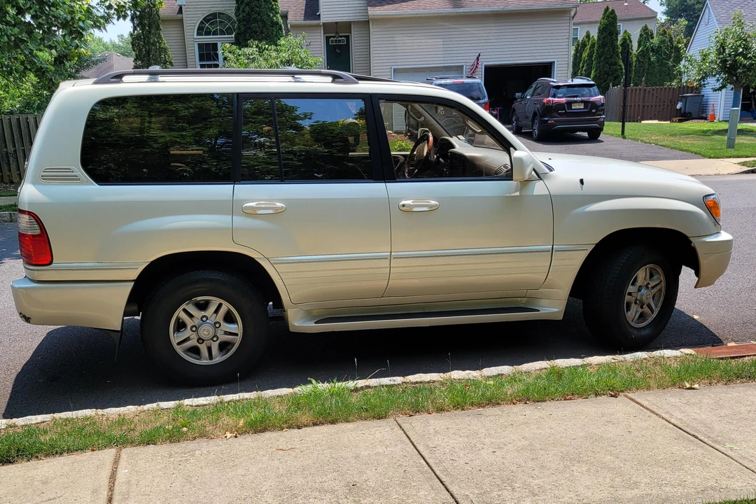 2000 Lexus LX 2nd Gen - Image 17 of 31