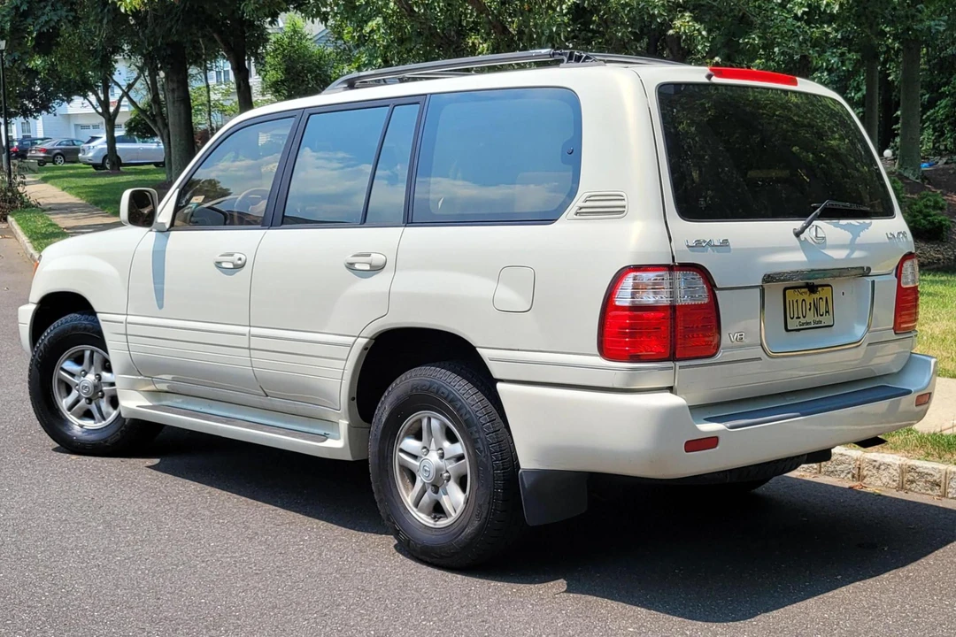 2000 Lexus LX 2nd Gen - Image 4 of 31