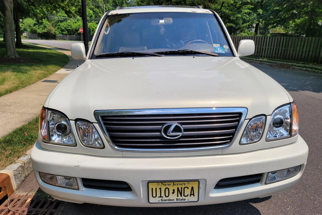 2000 Lexus LX 2nd Gen - Image 2 of 31