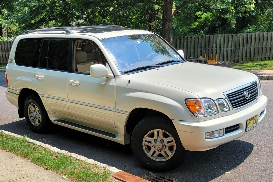 2000 Lexus LX 2nd Gen - Image 3 of 31