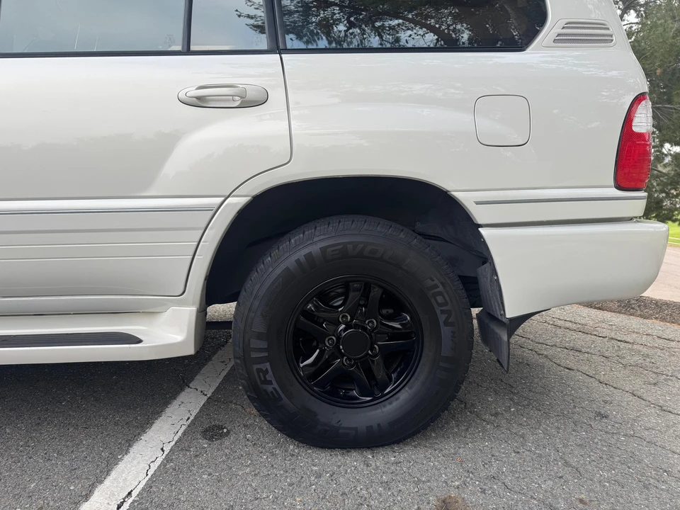 2000 Lexus LX 2nd Gen - Image 28 of 30