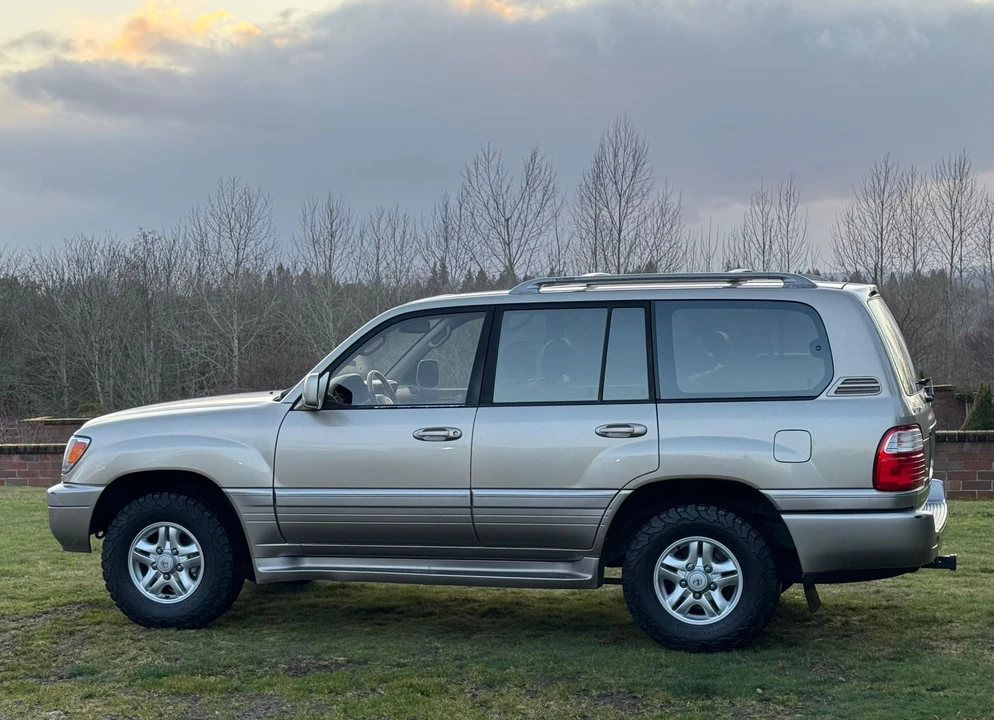 2000 Lexus LX 2nd Gen - Image 12 of 31