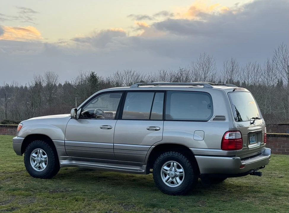 2000 Lexus LX 2nd Gen - Image 13 of 31