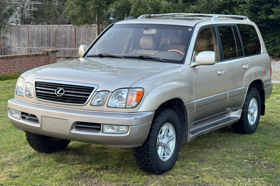 2000 Lexus LX 2nd Gen - Image 2 of 31