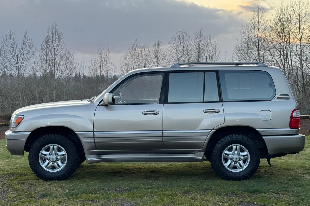 2000 Lexus LX 2nd Gen - Image 3 of 31