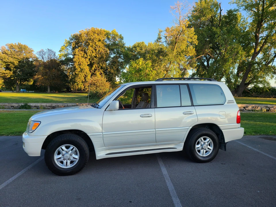 2000 Lexus LX 2nd Gen - Image 3 of 31