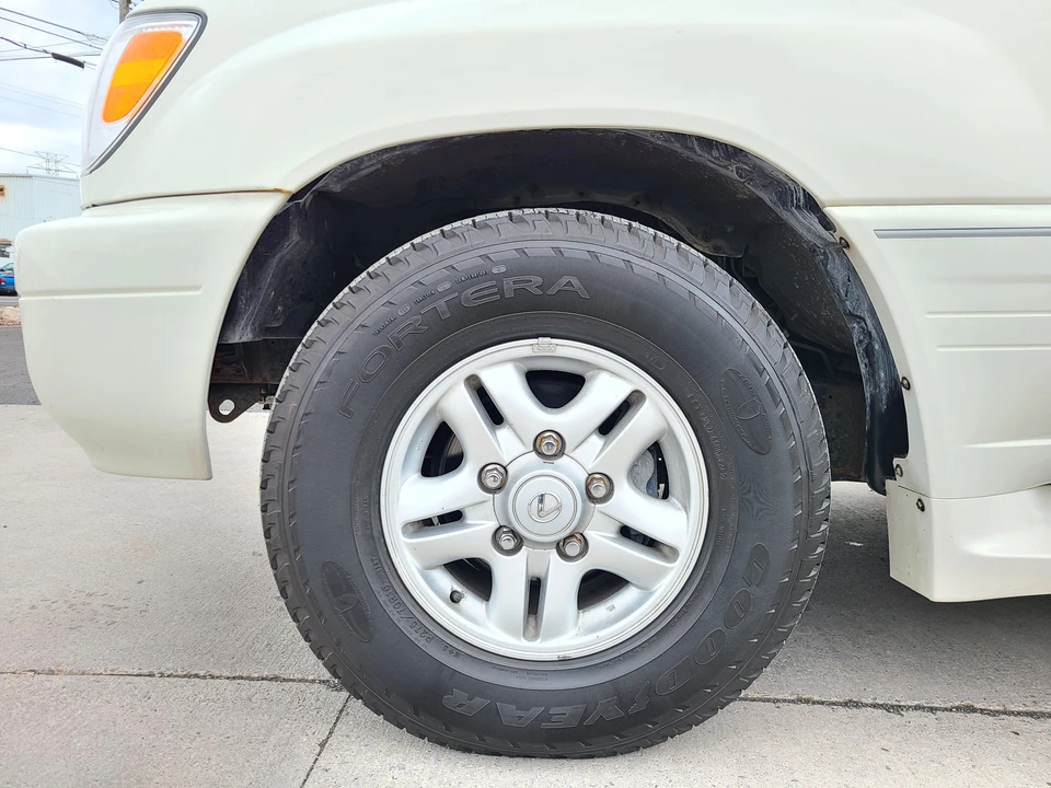 2000 Lexus LX 2nd Gen - Image 17 of 31