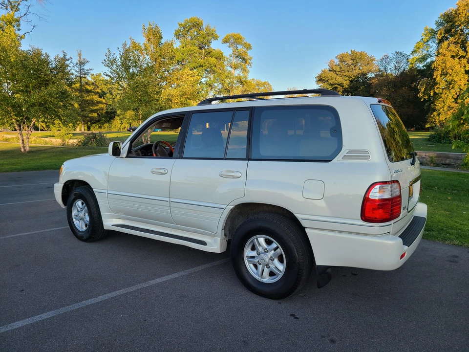 2000 Lexus LX 2nd Gen - Image 10 of 31
