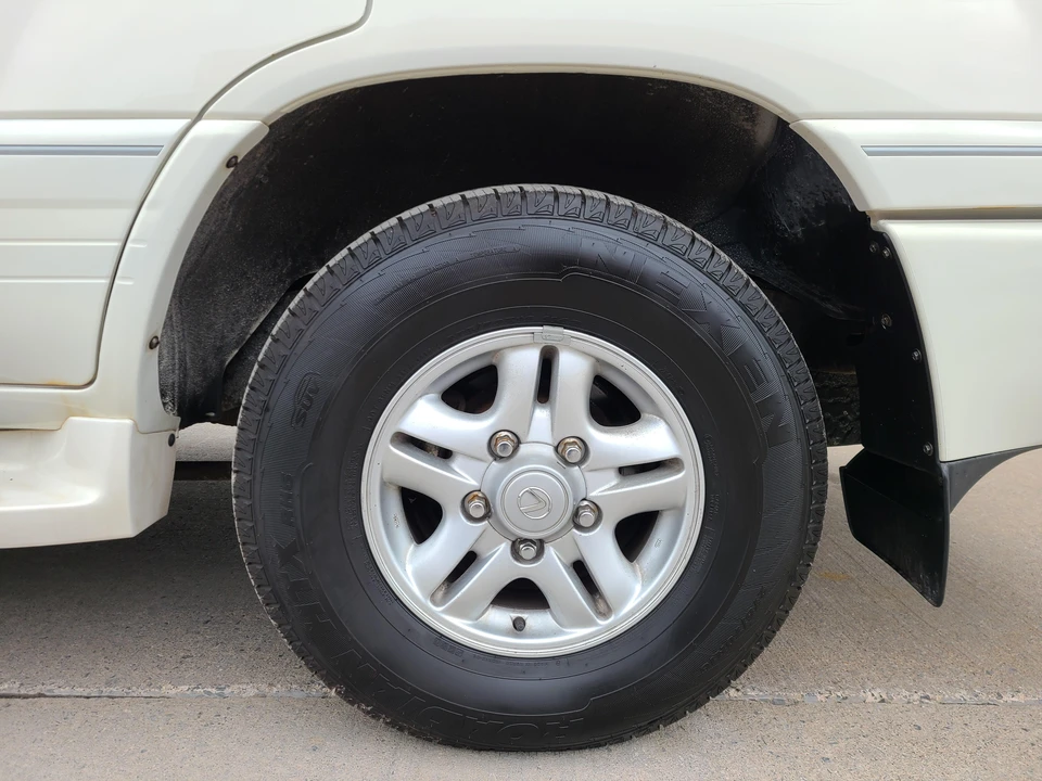 2000 Lexus LX 2nd Gen - Image 18 of 31
