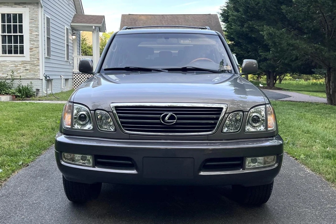 2000 Lexus LX 2nd Gen - Image 2 of 31