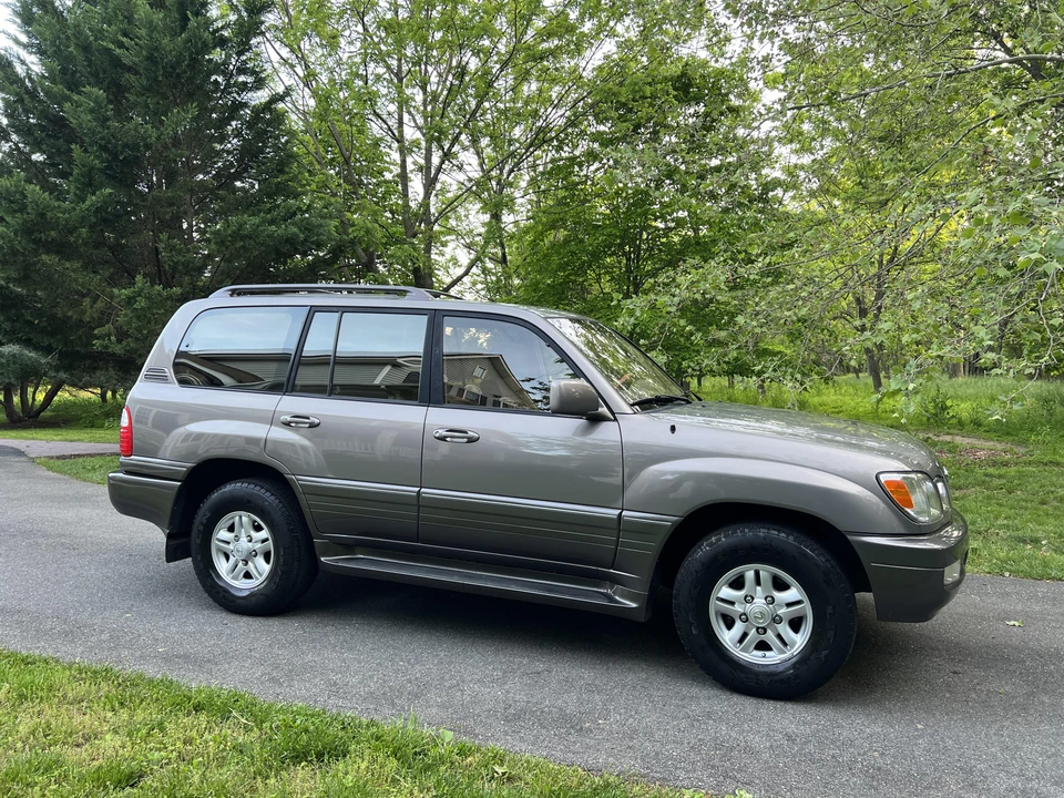 2000 Lexus LX 2nd Gen - Image 24 of 31