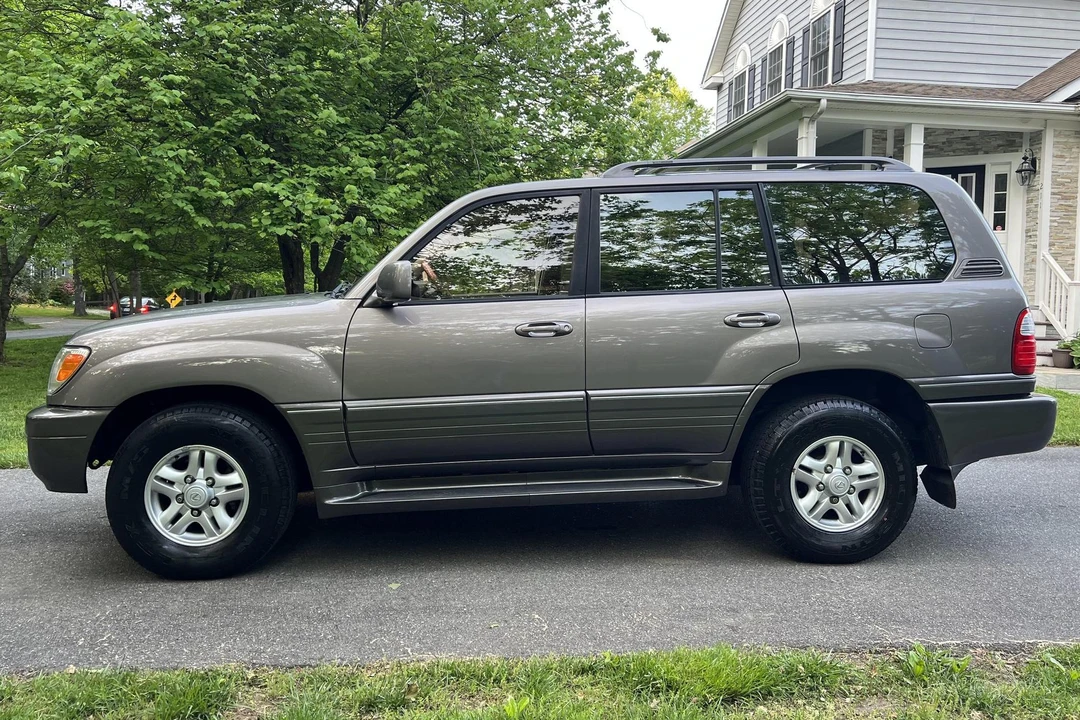 2000 Lexus LX 2nd Gen - Image 3 of 31