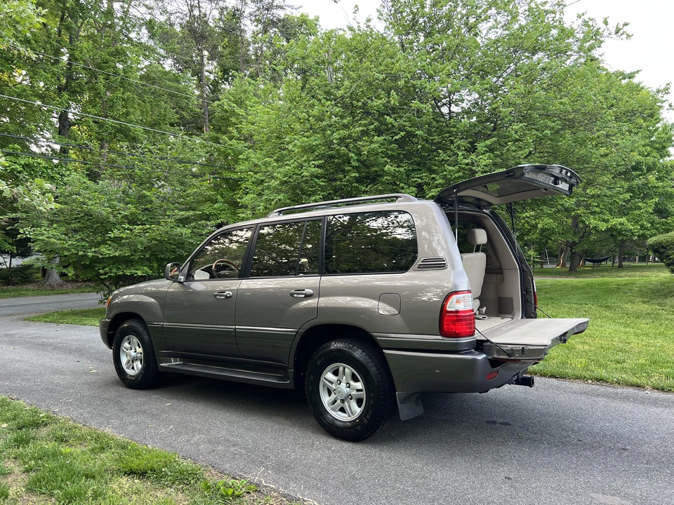 2000 Lexus LX 2nd Gen - Image 15 of 31